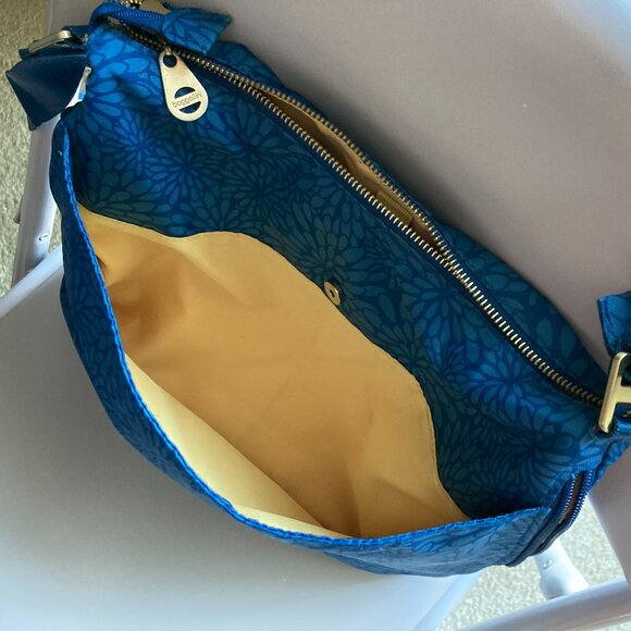 Baggallini Crossbody w/Side Zip Pockets to hold Large Phones or Conceal & Carry - Picture 6 of 16